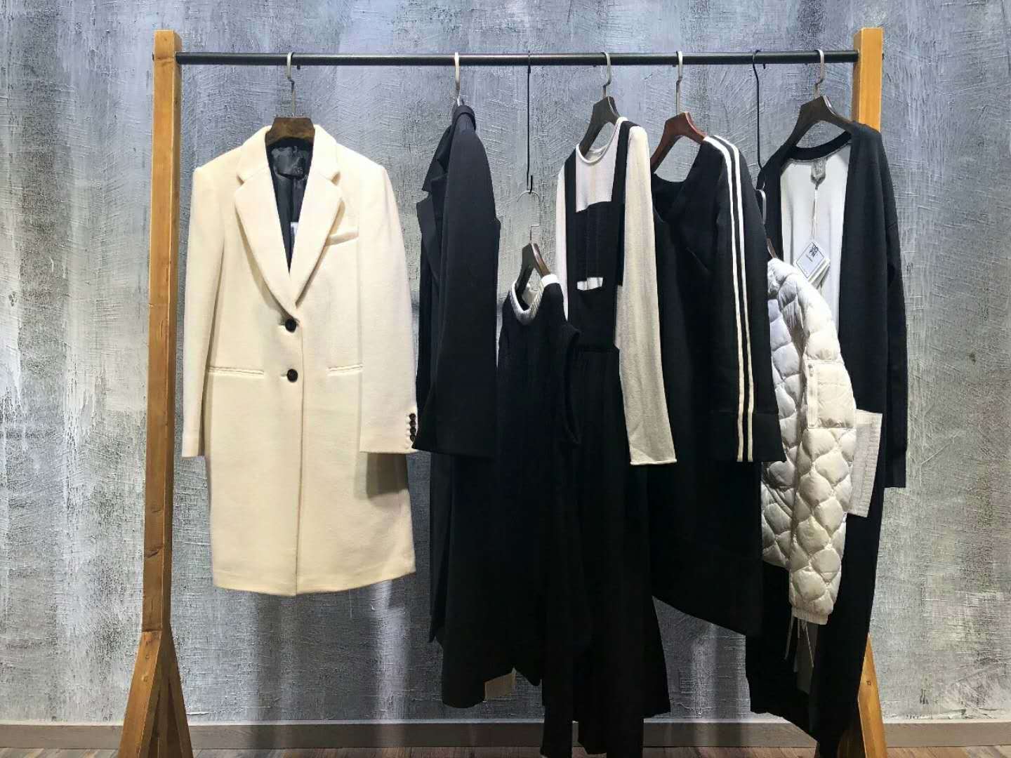 女裝店鋪陳列藝術(shù) 巧思陳列，點(diǎn)亮服飾獨(dú)特魅力